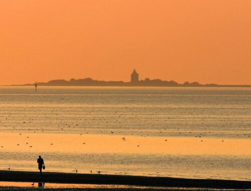 Urlaub in einem Leuchtturm . Wer in einem Leuchtturm übernachten will kann das auf der Nordseeinsel Neuwerk vor Cuxhaven.