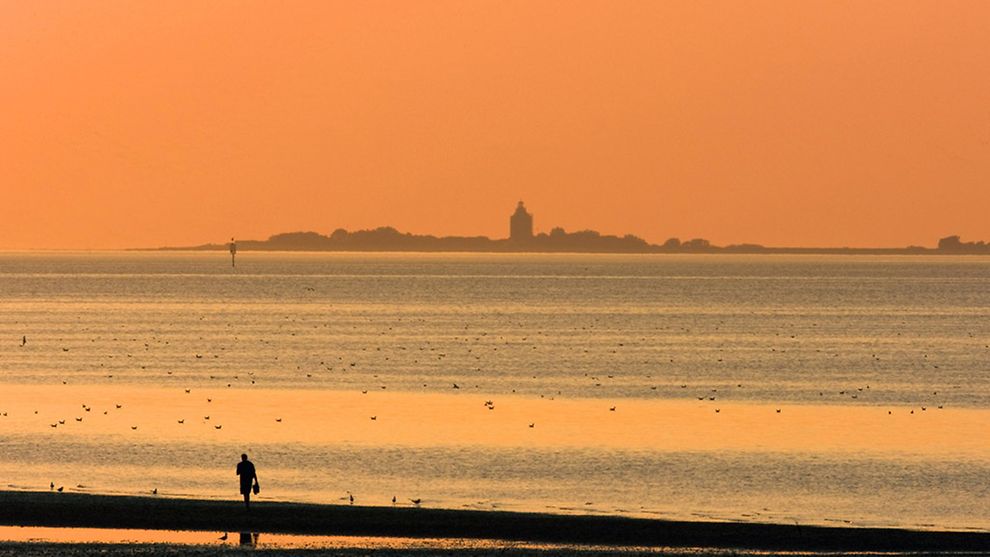 Urlaub in einem Leuchtturm . Wer in einem Leuchtturm übernachten will kann das auf der Nordseeinsel Neuwerk vor Cuxhaven.