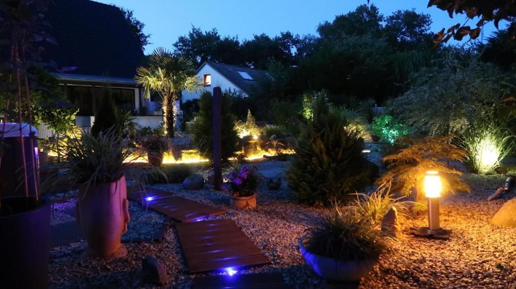 Die Villa Mediteran Cuxhaven begrüßt Sie im Cuxhavener Stadtteil Sahlenburg, nur 1,6 km vom Sahlenburger Strand entfernt. Der Garten ist sehr liebevoll gestaltet und lädt am Abend zum Entspannen ein.
